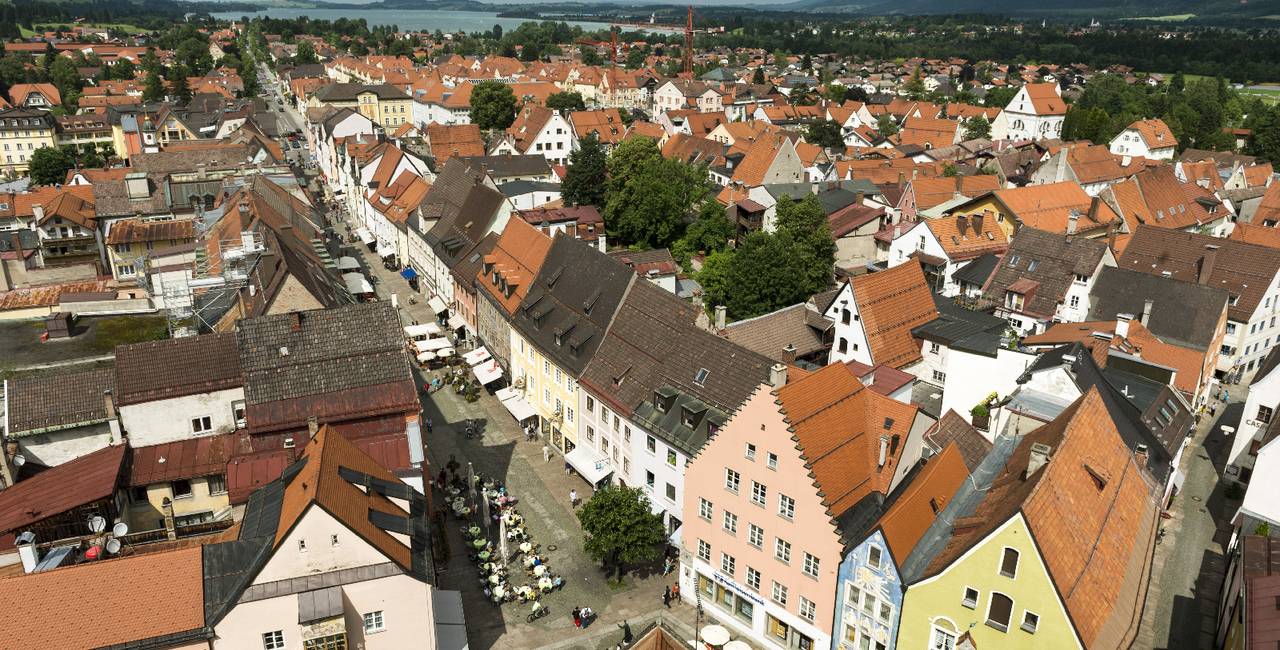 Blick auf die historische Reischenstraße in der romantischen Füssener Altstadt im Allgäu.