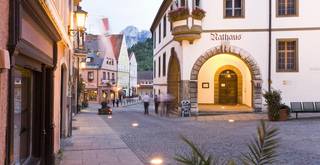 Laufen Sie bei der Abend-Dämmerung durch die schöne historische Altstadt von Füssen.