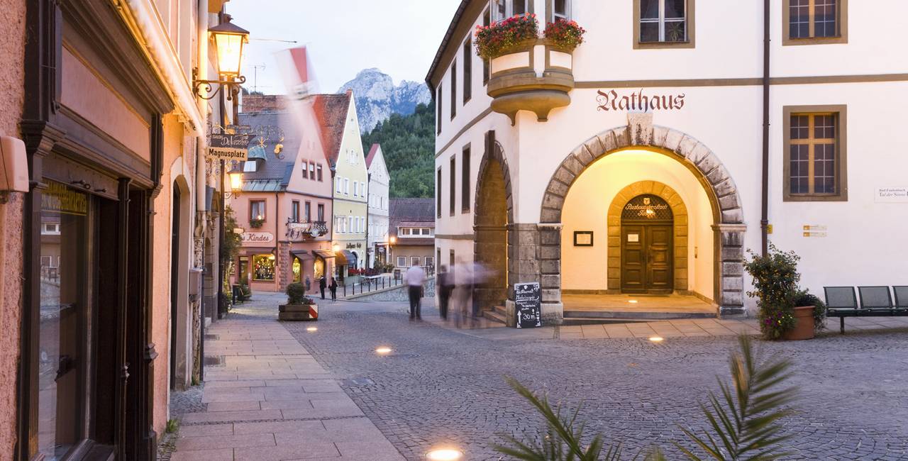 Laufen Sie bei der Abend-Dämmerung durch die schöne historische Altstadt von Füssen.