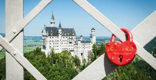 Liebesschloss an der Marienbrücke mit Blick auf Schloss Neuschwanstein