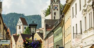 Blick in die historische Reichenstraße der romantischen Füssener Altstadt.